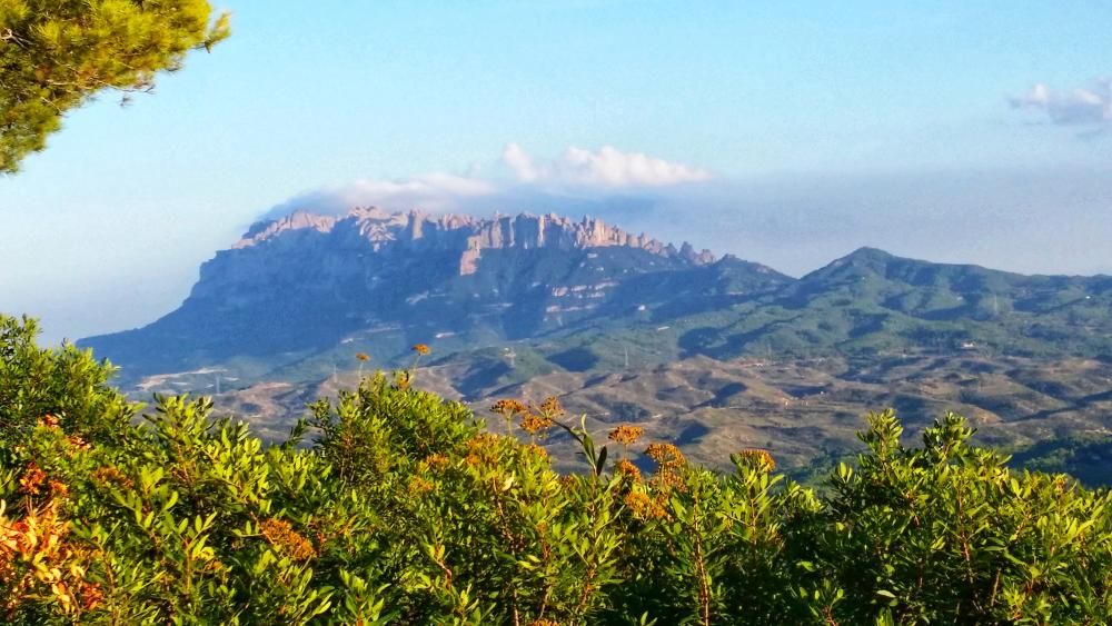 Montserrat. Des de Castellfollit del Boix el nostre lector va captar aquesta bonica vista del massís de Montserrat.