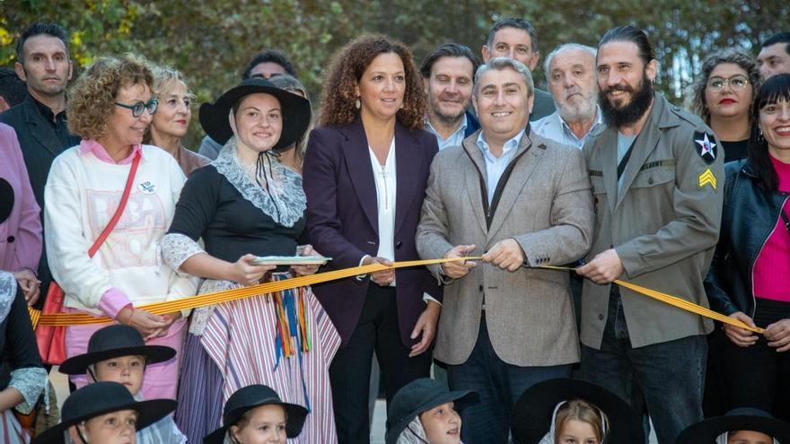 Momento en el que el alcalde Virgilio Moreno, junto a la presidenta Catalina Cladera, corta la cinta inaugural del Dijous Bo 2022.