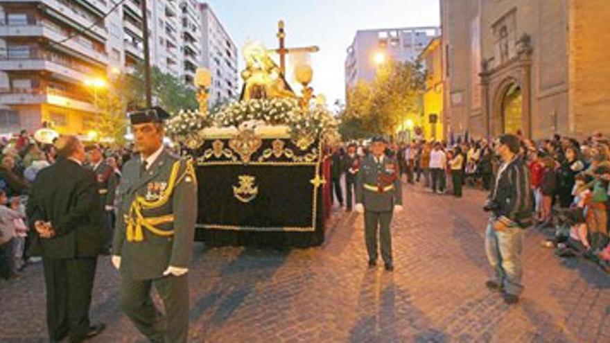 La Virgen del Mayor Dolor luce en Badajoz nuevos barales en su paso