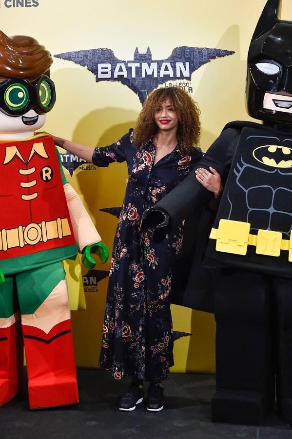 Berta Vázquez con vestido de flores y zapatillas negras