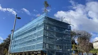 Da práctica de coroar os edificios en construción cun ramo de loureiro