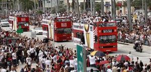 Tres autobusos de dos pisos recorren el centre de Miami amb els jugadors dels Heat.