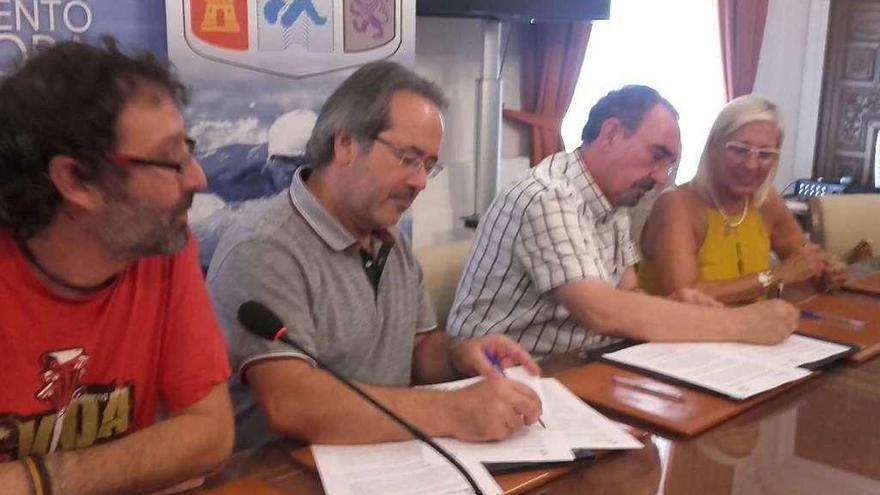 Firma del convenio entre el Ayuntamiento y la Federación de Natación de Castilla y León.