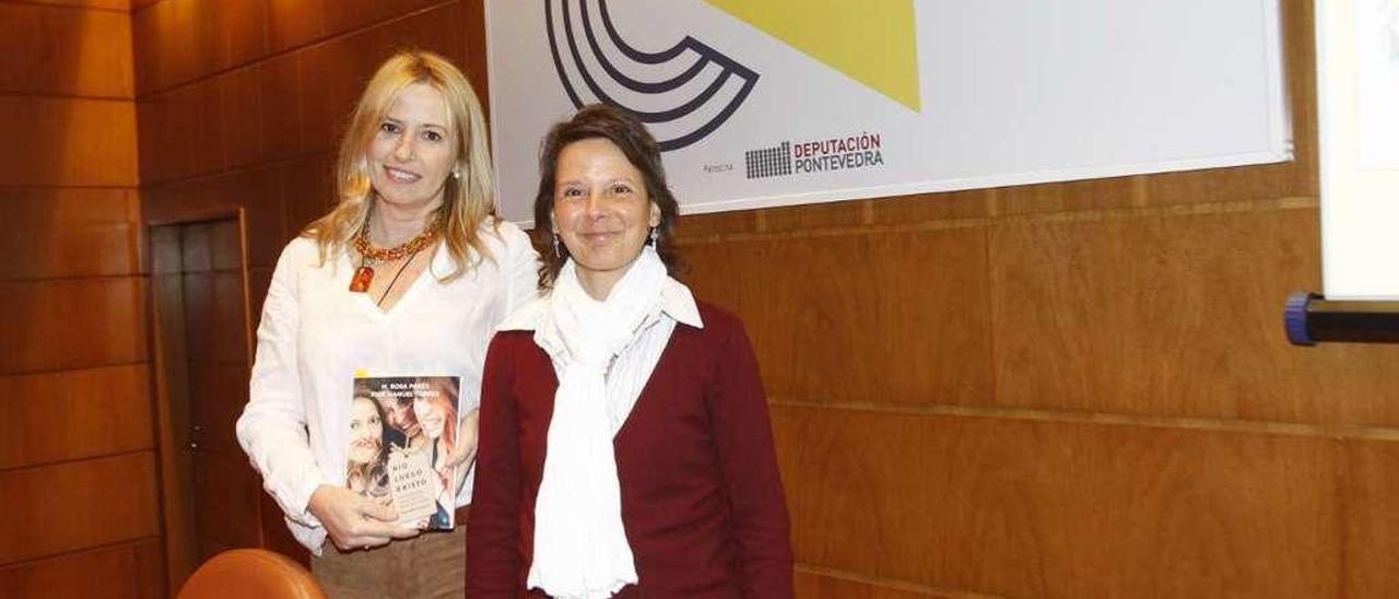 La risoterapeuta, María Rosa Parés, (derecha) junto a la &quot;coach&quot; Isabel Goberna. // Jose Lores