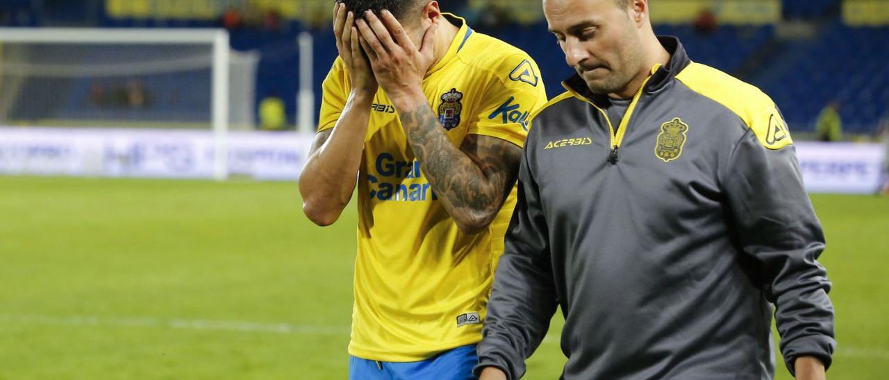 Víctor Machín ‘Vitolo’ se retira del campo lesionado junto al fisioterapeuta Juan Naranjo en noviembre de 2017, cuando jugó su último partido como amarillo. | | QUIQUE CURBELO