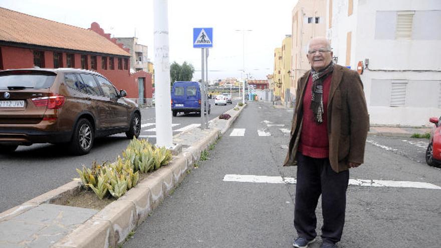 Manuel Caldera, esta semana, en la carretera general donde le han prometido que pondrán su nombre.