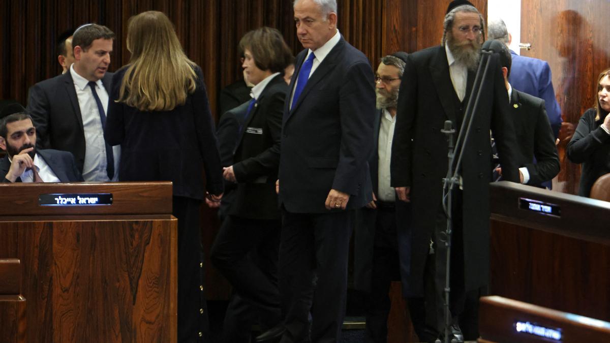 El primer ministro israelí, Binyamín Netanyahu, durante la sesión en la Kneset este lunes.