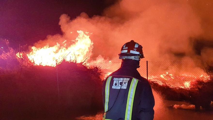 Un bombero trabaja en el incendio que se produjo en Archena el Día de Reyes, debido a una quema de restos de poda de palmeras.