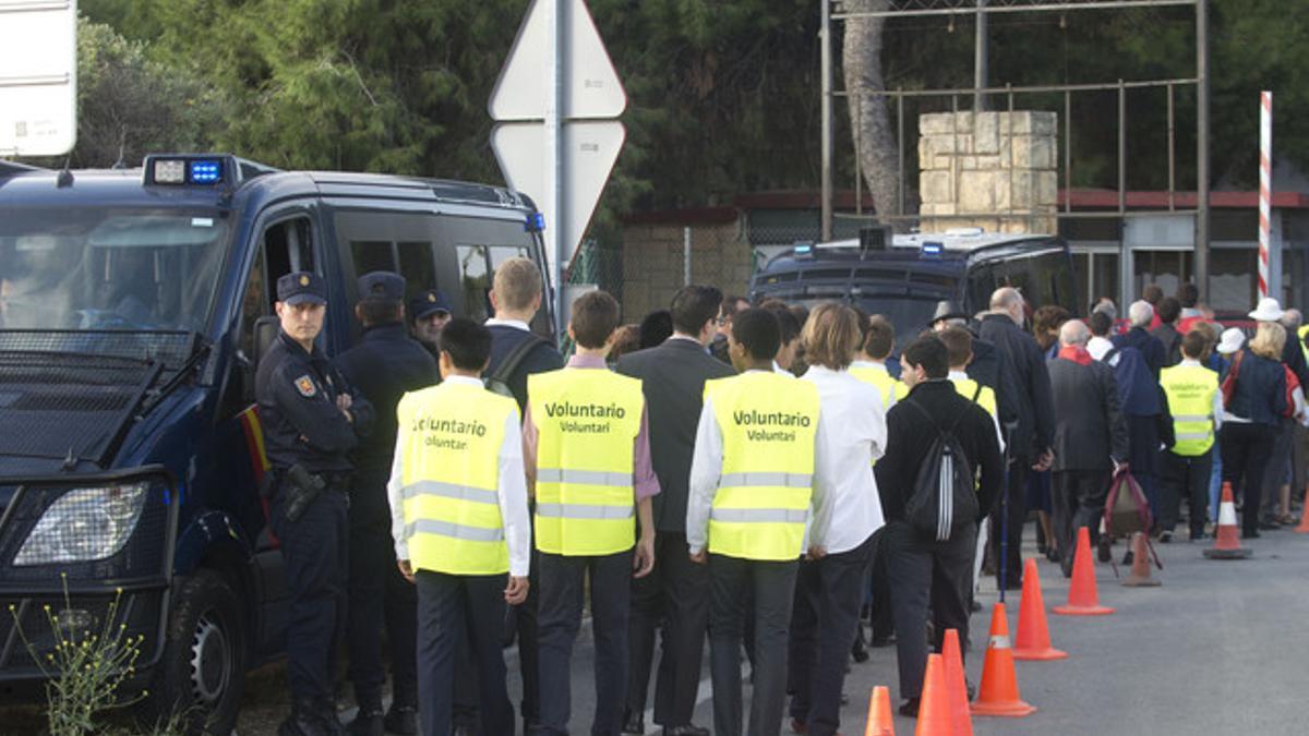 Controles policiales en los accesos al complejo educativo donde se realiza la beatificación