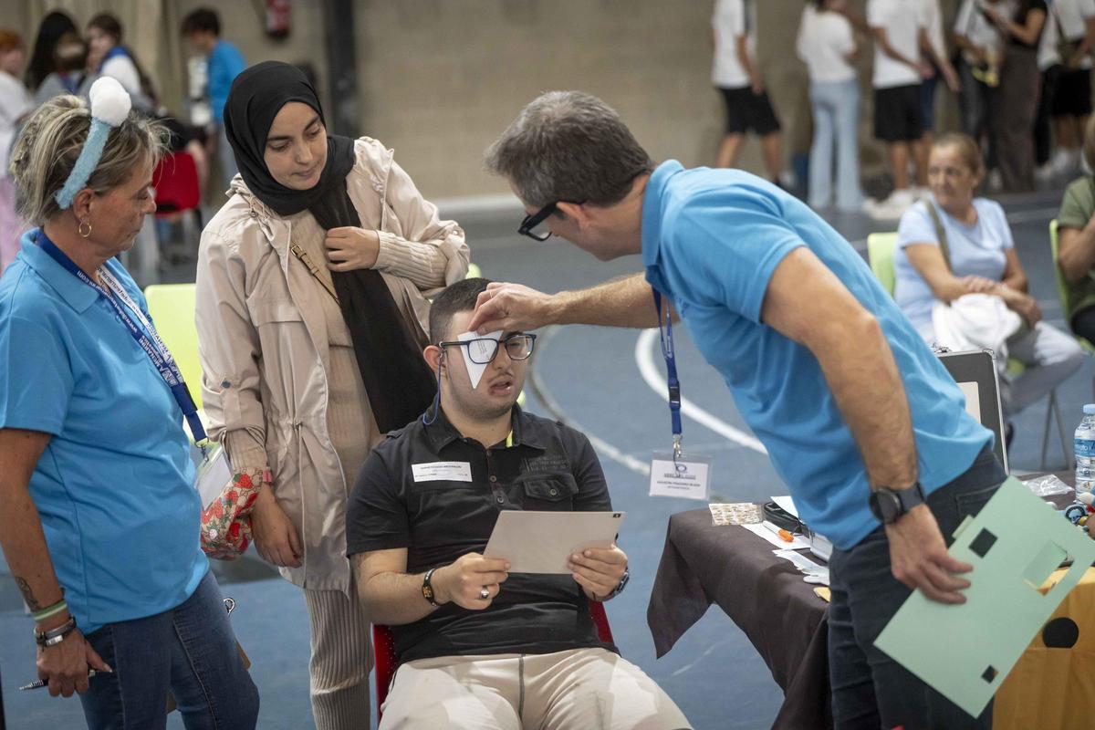 Sant Adrià ofrece revisiones gratuitas de vista y oído a más de 600 personas vulnerables