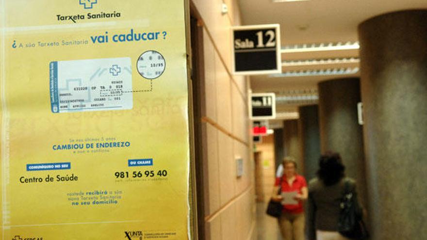 Panel informativo sobre la tarjeta sanitaria en un centro de salud del Sergas