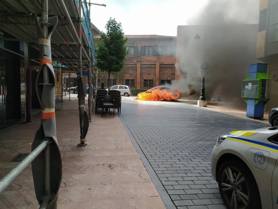 Susto en el centro de Oviedo al arder un coche en marcha.