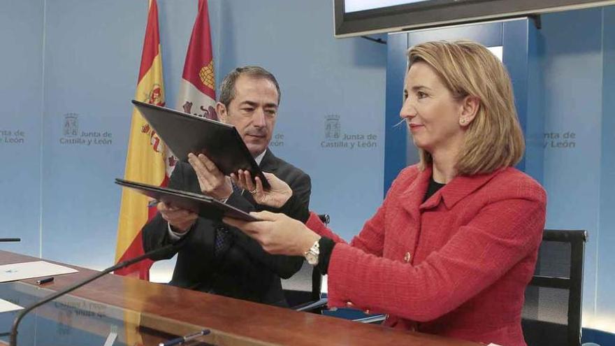 Alicia García, y el director territorial de Caixa Bank en Castilla y León y Asturias, José Manuel Bilbao.