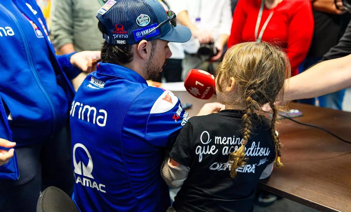 Alice, con una camiseta en la que puede leerse "la niña que creyó en Miguel Oliveira", durante una conferencia de prensa en Portimao.
