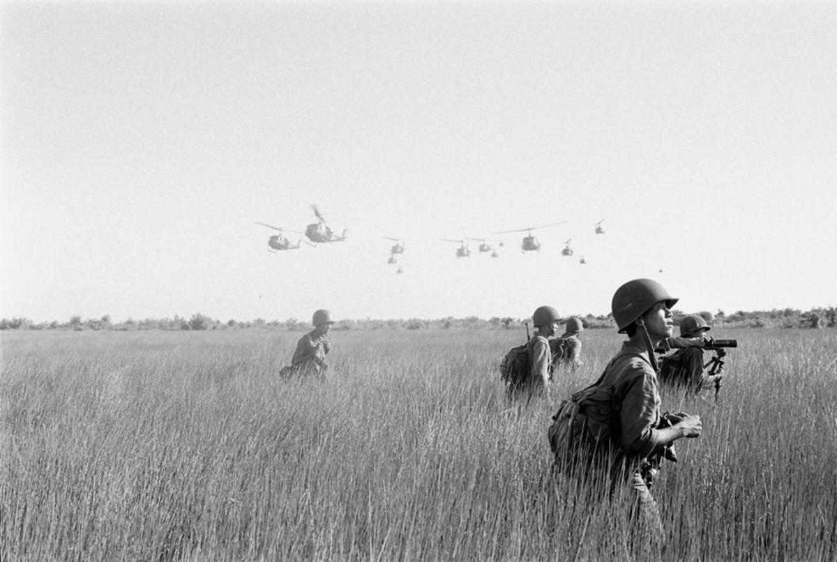 En “The Vietnam War: An Eyewitness History” (1992), Sanford Wexler escribió: “Page era conocido como un fotógrafo que iba a cualquier parte, volaba en cualquier cosa, disparaba el obturador bajo cualquier condición y, cuando lo golpeaban, volvía a hacerlo con vendajes. .”