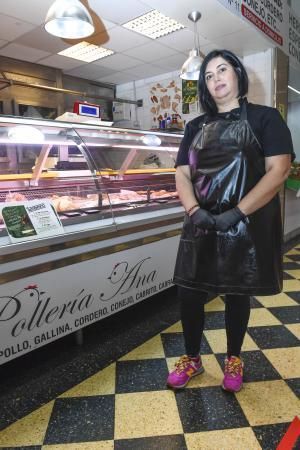 01-04-20  LAS PALMAS DE GRAN CANARIAS. MERCADO CENTRAL. LAS PALMAS DE GRAN CANARIA. Especial profesiones esenciales, Ana, puesto de venta de pollos y derivadose en el Mercado Central.    Fotos: Juan Castro.  | 01/04/2020 | Fotógrafo: Juan Carlos Castro