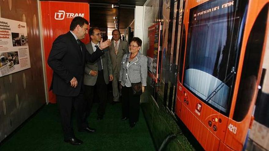 El director de GTP, Antonio Carbonell a la izquierda, con el rector, Jiménez Raneda y la alcaldesa, Luisa Pastor