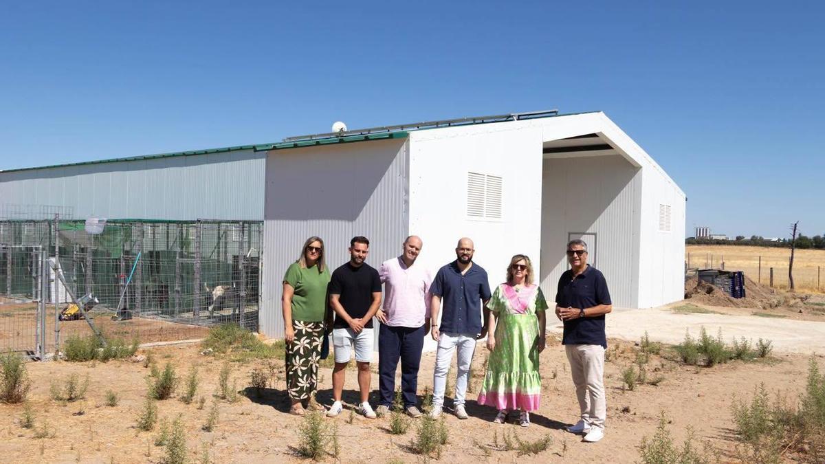 El alcalde, Matías González, junto a su equipo de gobierno ante las nuevas instalaciones del albergue cinológico.