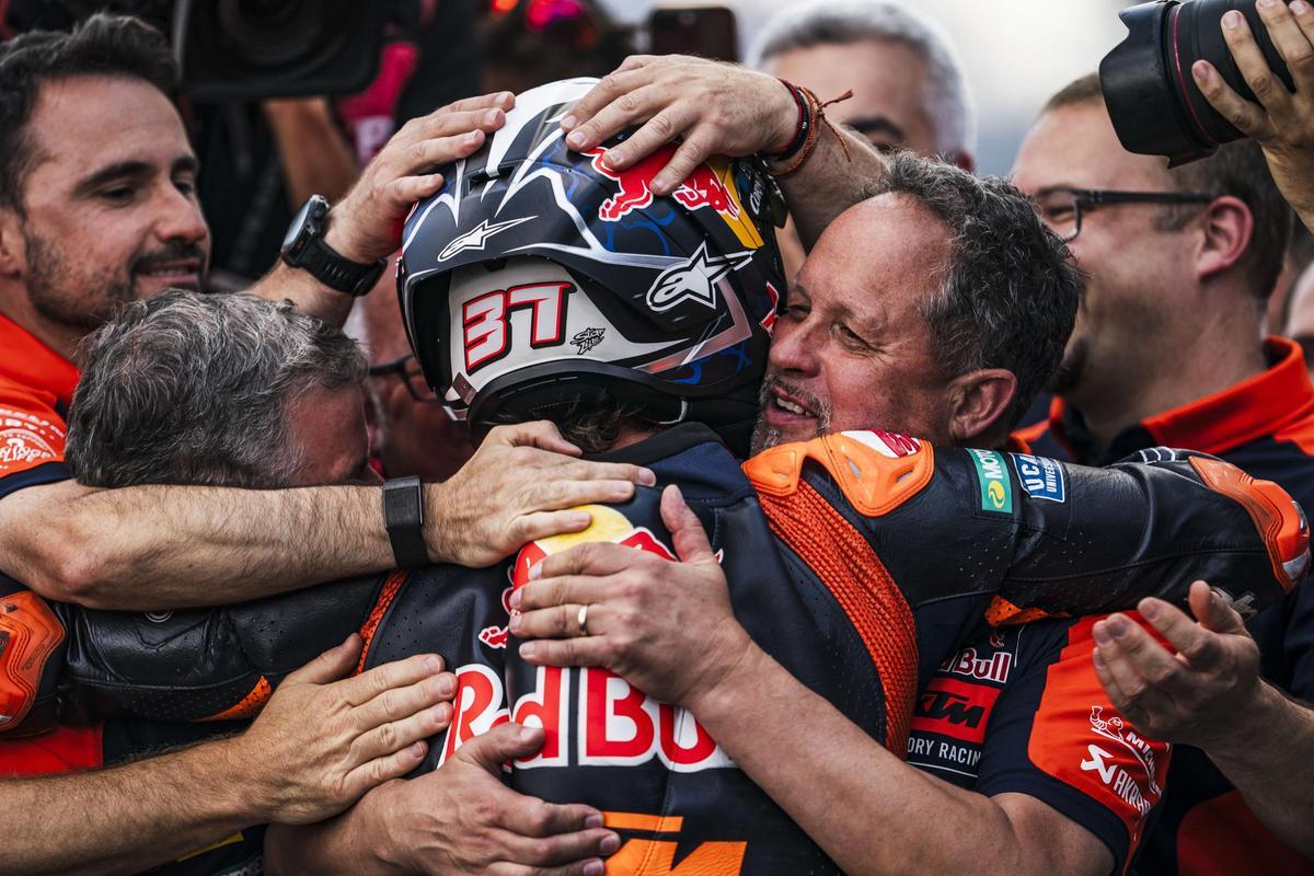 Pedro Acosta (KTM) es felicitado por todo su equipo en el corralito de uno de sus podios.