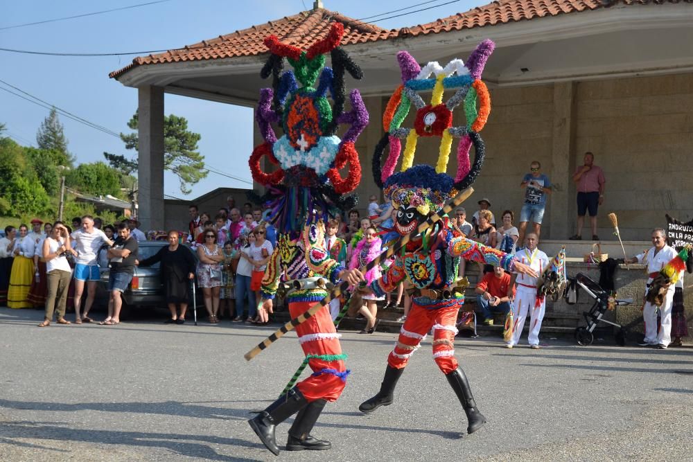 Los personajes de seis Carnavales tradicionales de la Península visitan este fin de semana Vilaboa, donde se celebra el primer Encontro de Entroidos de Galicia.