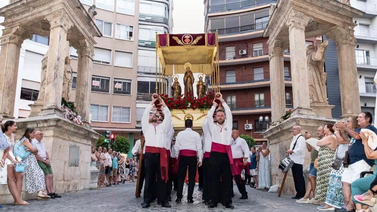 Procesión de Sant Bernat, al pasar por los casalicios, en las fiestas del año pasado.