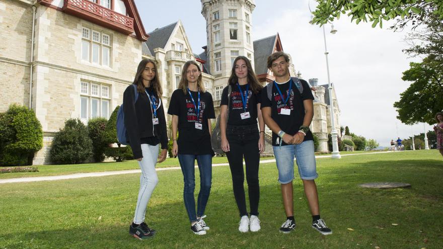 Cuatro de los cinco alumnos murcianos, ayer, en el campus de la Universidad Internacional Menéndez Pelayo.