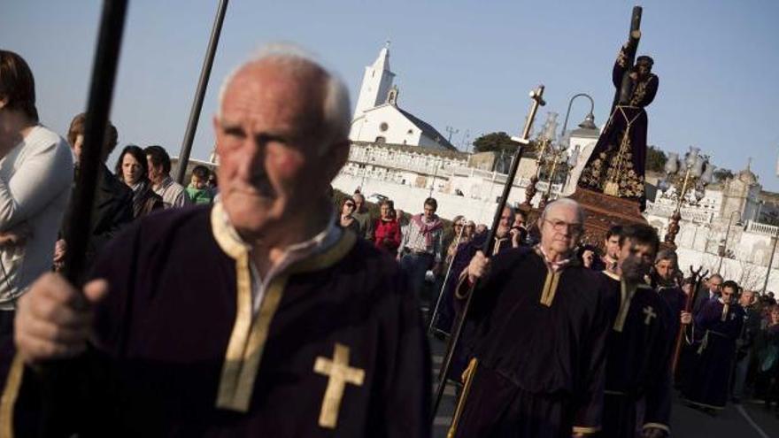 Los cofrades portan al Nazareno en las inmediaciones del cementerio de Luarca.