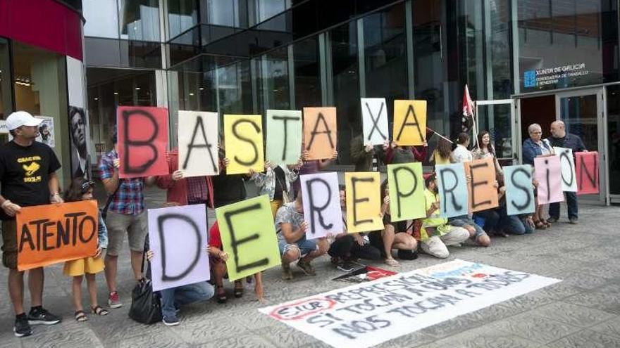 Un momento de la protesta ante la sede del SMAC.