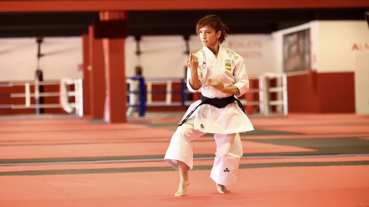 La mejor karateka de katas de la historia se puso el «karategui» y estrenó los tatamis de la nueva infraestructura deportiva.