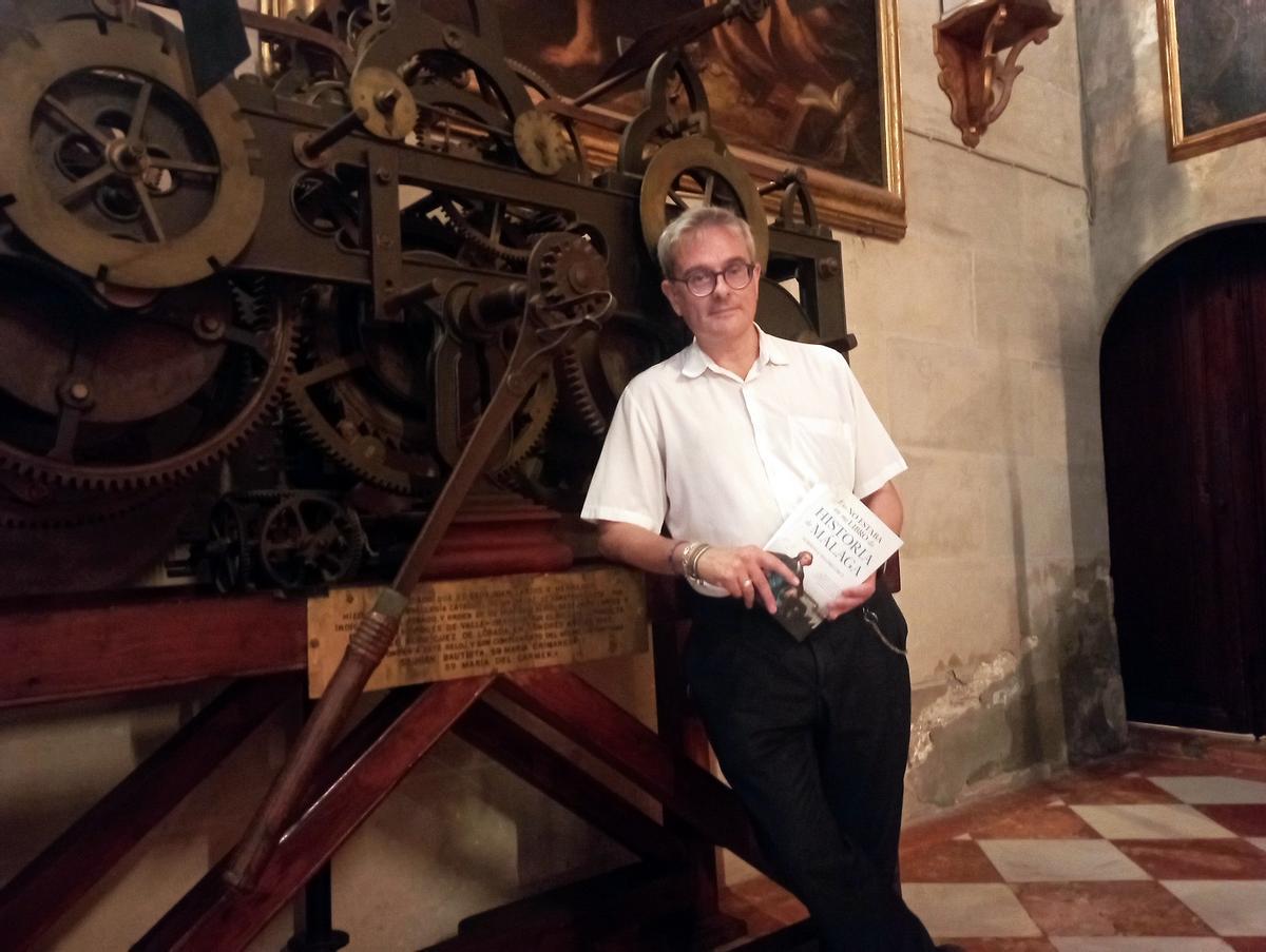 Alberto Palomo, con su nueva obra, junto al antiguo reloj de la torre de la Catedral, presente en el libro.