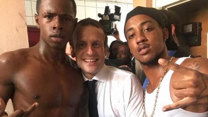 Polémica foto de Macron con dos jóvenes haciendo una 'peineta'