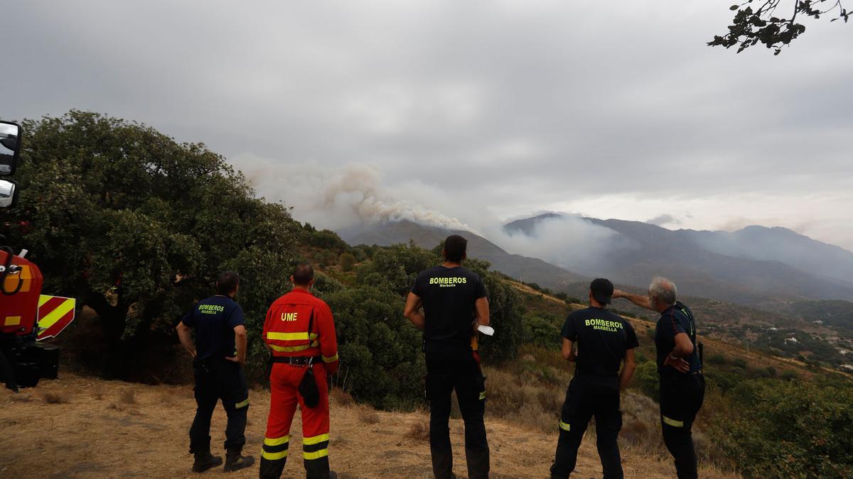 El incendio en Sierra Bermeja, visto desde El Cerró Silla de los Huesos, en Casares.
