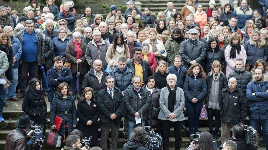 Representantes políticos y vecinos se concentraron ayer frente al Concello de O Carballiño. // Brais Lorenzo