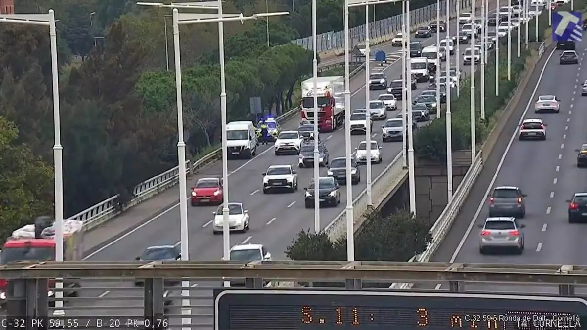 Un accidente en Cornellà deja la Ronda de Dalt totalmente colapsada en sentido Llobregat