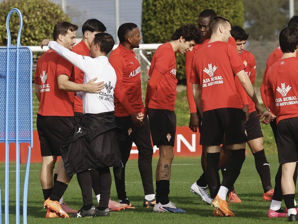 Borja Jiménez abraza a Curbelo ante otros jugadores del Sporting en Mareo.