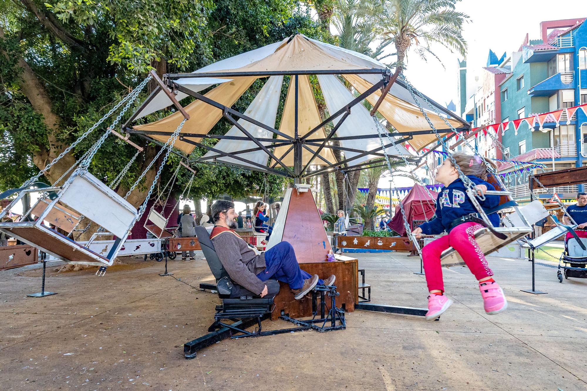 El parque de Elche se convierta en el escenario de un llamativo mercado en el que se pueden ver desde puestos a todo tipo de espectáculos | La actividad se enmarca dentro de los actos de la Carta Pobla