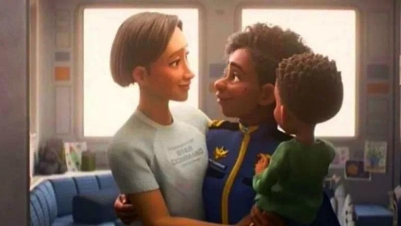 Alisha (centro) con su mujer y su hijo en la película de Disney 'Lightyear'.