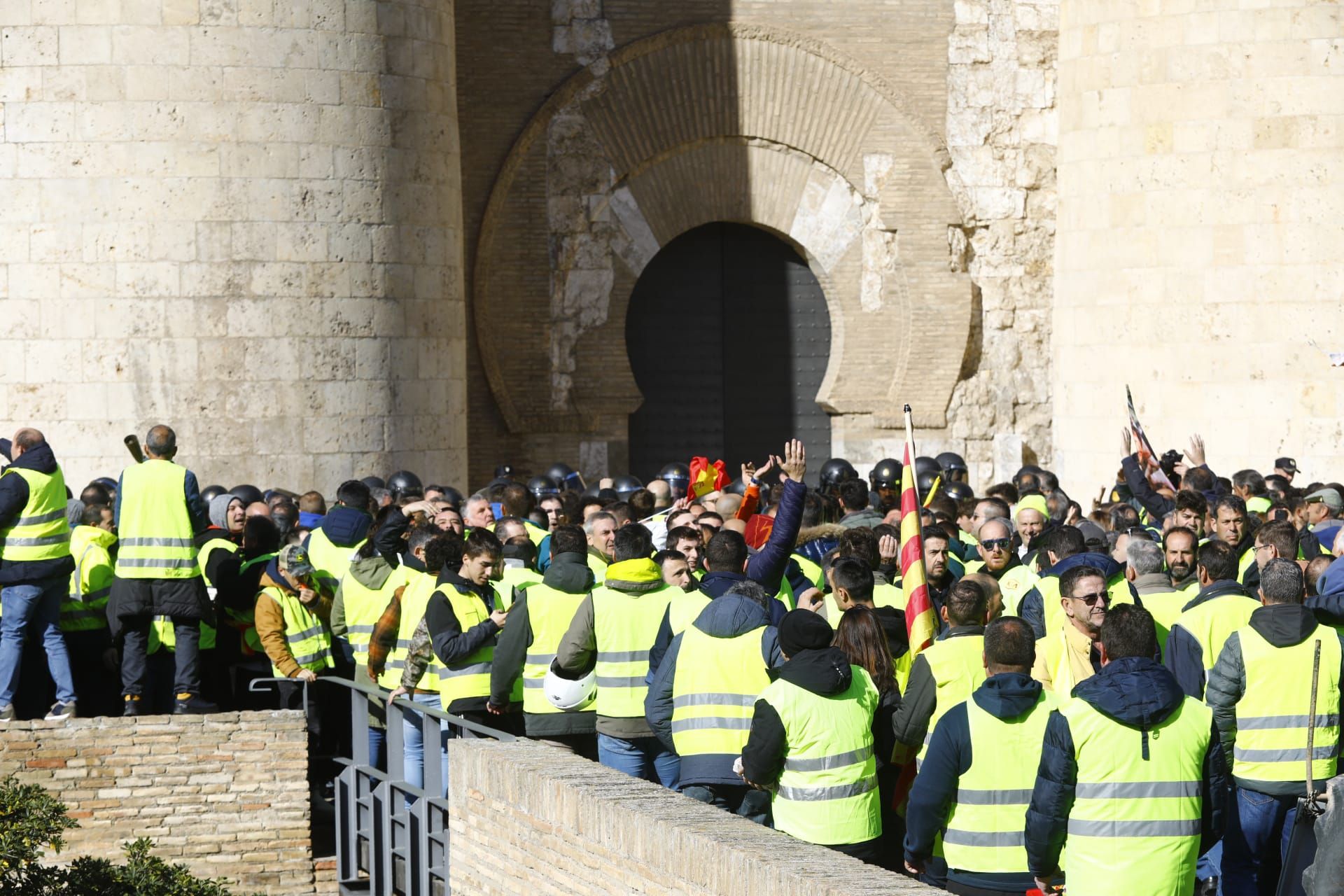 Las protestas de los agricultores llegan a las puertas de La Aljafería