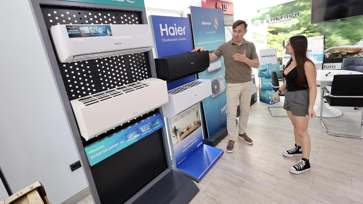Nazar Babyak, director comercial de Instalfrica en Murcia, mostrando splits de aire acondicionado en la tienda de Murcia.