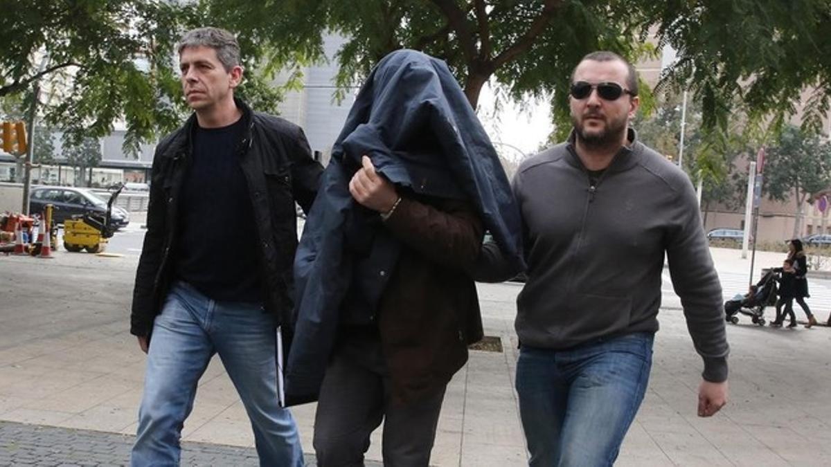 Joaquim Benítez, el pasado día 6, entrando en la Ciutat de la Justícia de BCN custodiado por dos mossos,