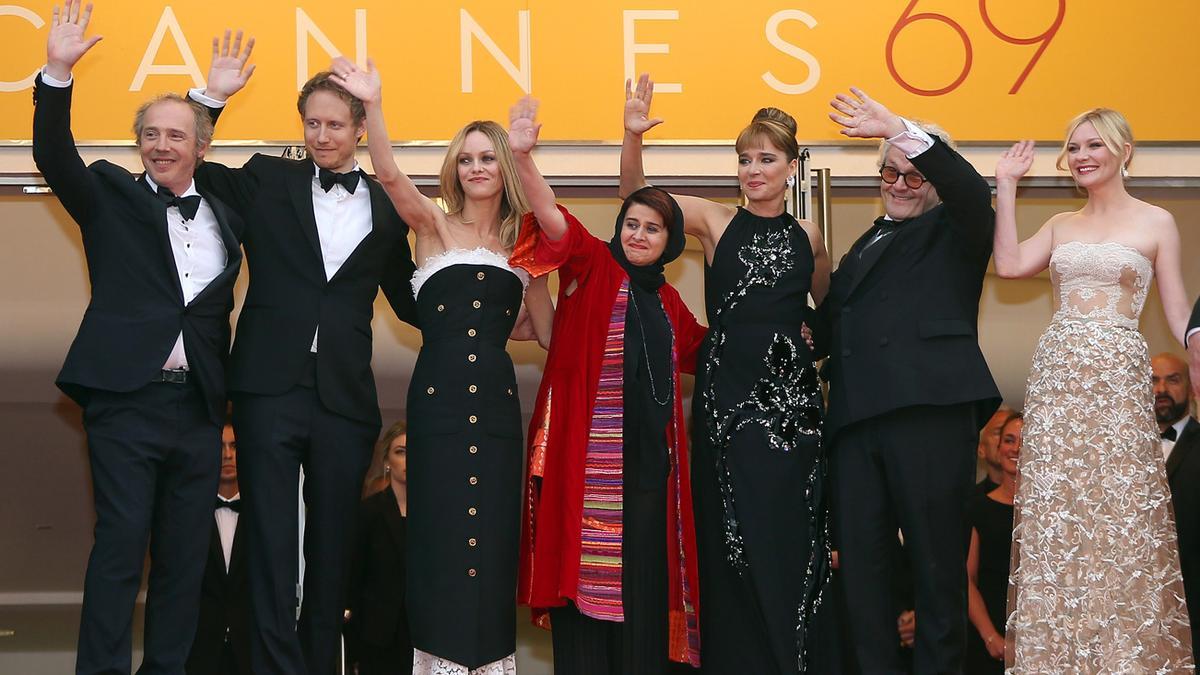 Cannes 2016: Arnaud Desplechin, Vanessa Paradis, Katayoon Shahabi, Valeria Golino, George Miller, y Kirsten Dunst en la ceremonia de clausura