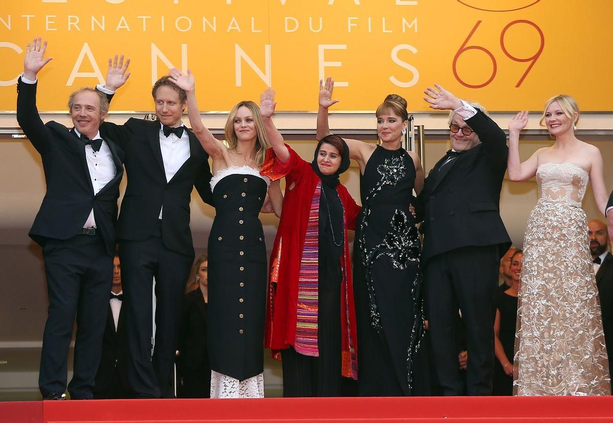 Cannes 2016: Arnaud Desplechin, Vanessa Paradis, Katayoon Shahabi, Valeria Golino, George Miller, y Kirsten Dunst en la ceremonia de clausura