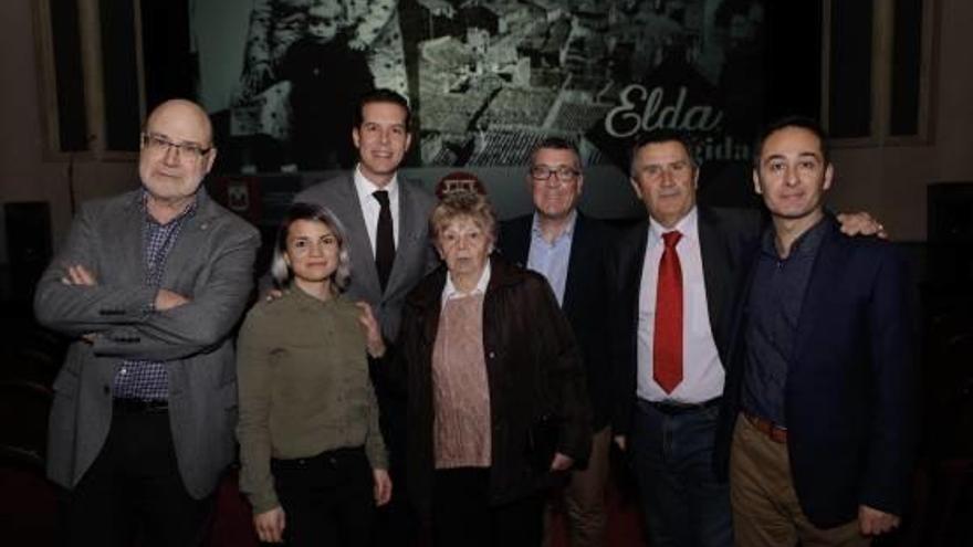 La anciana que fue niña de acogida, junto a los autores del documental y autoridades municipales.