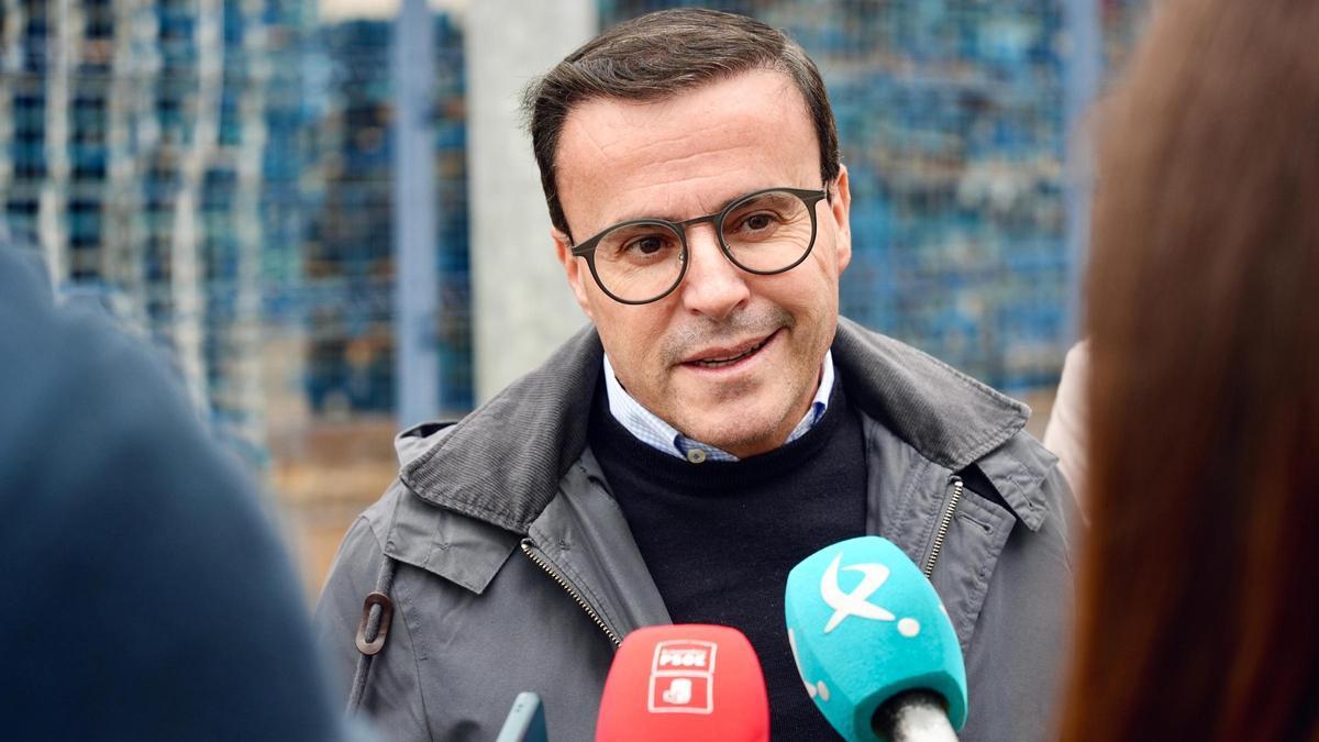 El candidato del PSOE a la Presidencia de la Junta de Extremadura, Miguel Ángel Gallardo, atiende a los medios