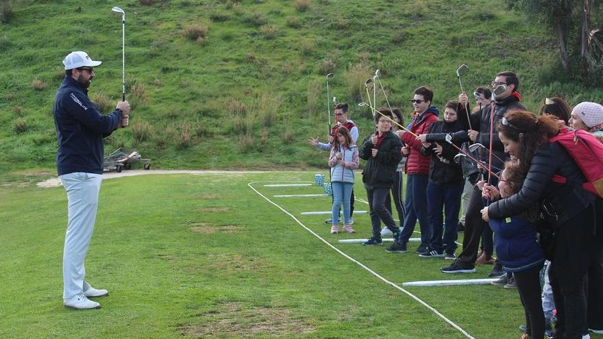 Imagen de las clases de golf del jueves en Villa Padierna para los niños de la Asociación CADI de Marbella.