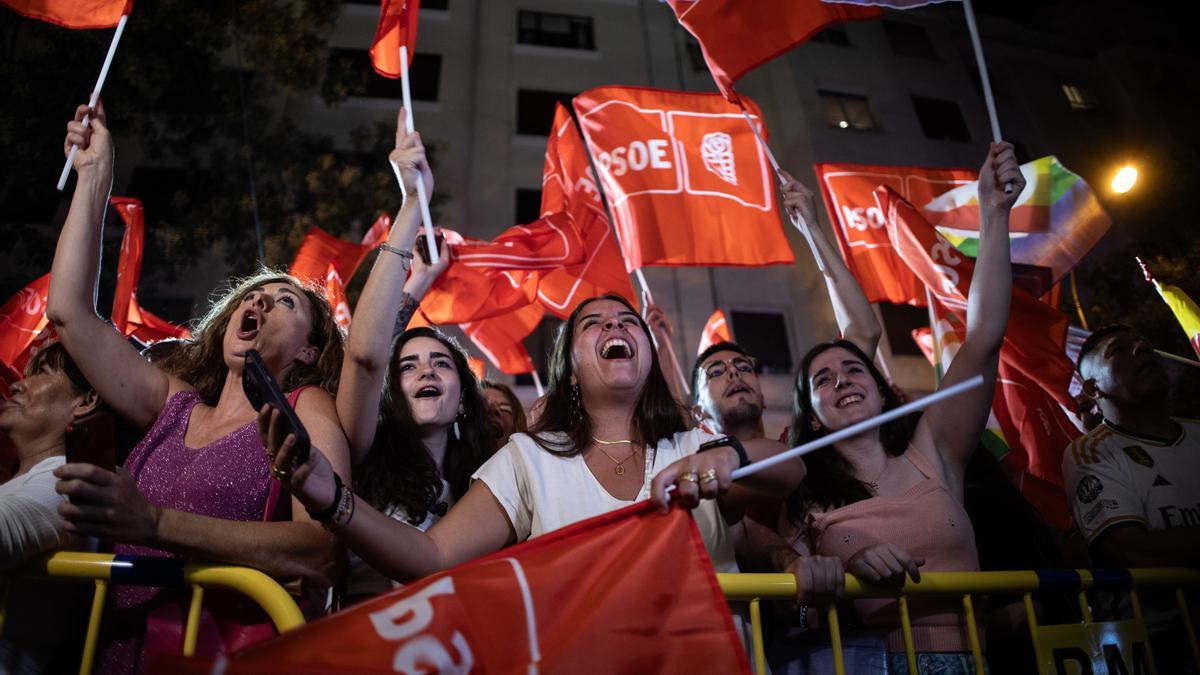 Simpatizanes del PSOE siguen la jornada electoral de los comicios generales frente a la sede del Partido Socialista en la calle Ferraz, a 23 de julio de 2023, en Madrid (España).