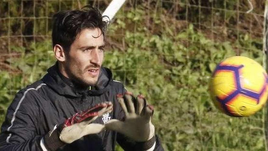 Mariño se dispone a blocar un balón en el entrenamiento de ayer.