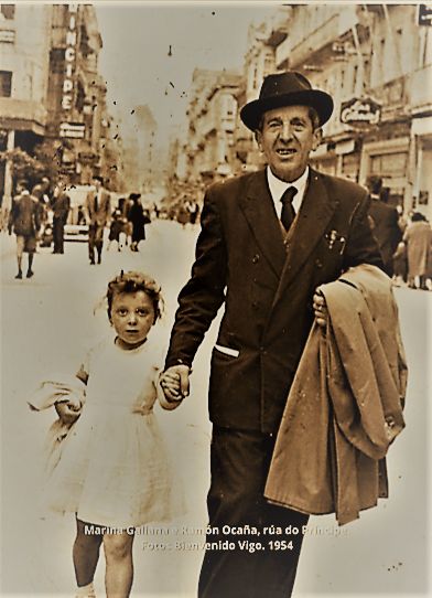 O fotógrafo coa súa neta Marina Galiana na rúa do Príncipe en 1954.   