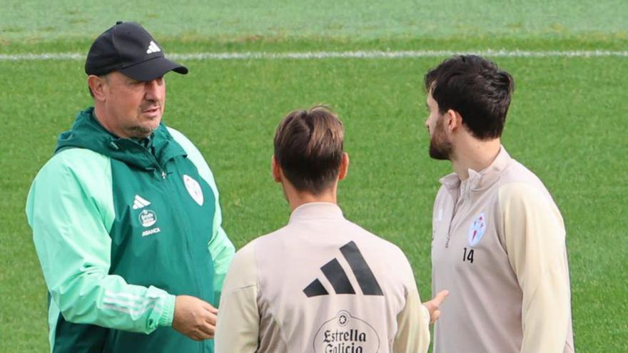 Rafa Benítez conversa con Kevin y Luca, ayer, en la ciudad deportiva.