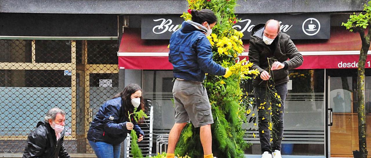 Los vecinos de la plaza del Quinto Centenario confeccionaron el Maio en pleno confinamiento.  |  // I. ABELLA